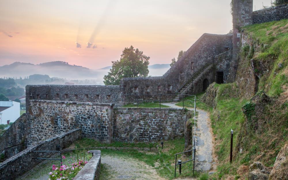 remparts-citadelle-st-jean-pied-de-port-hd-carton